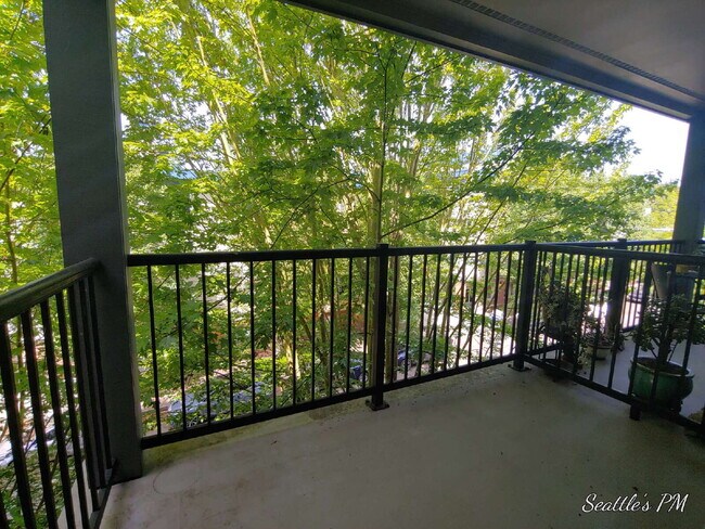 Building Photo - Perfect Location! Greenwood Condo!