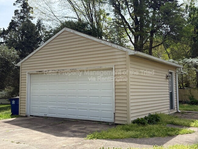 Building Photo - 801 Knollwood St