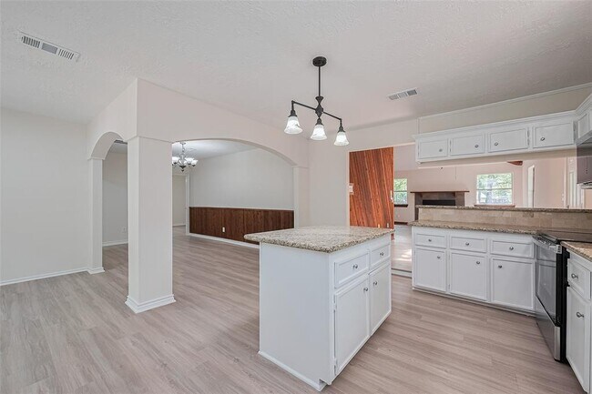 Building Photo - 5323 Forest Dr
