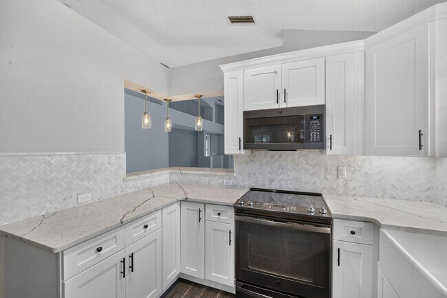 Building Photo - Renovated Brick Home in Gated Community