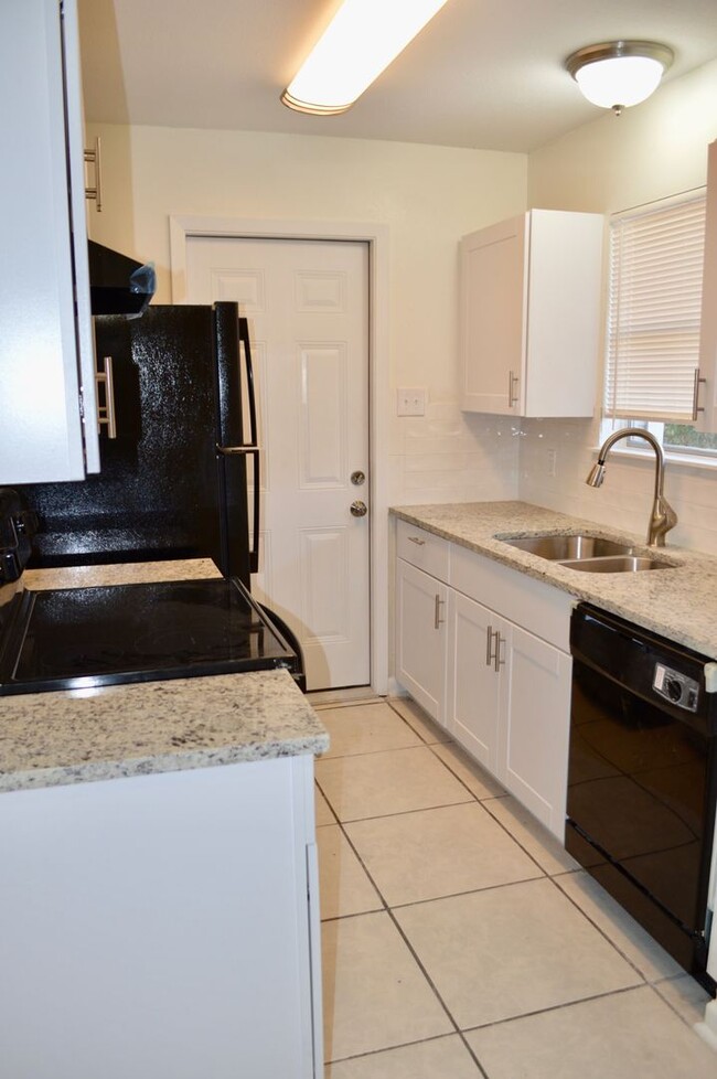 Building Photo - Remodeled 3 bed 2 bath home off Nacogdoches!
