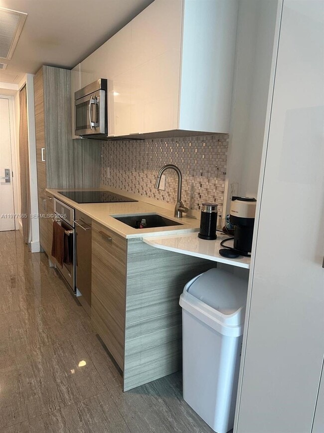 Building Photo - 1300 Brickell Bay Dr