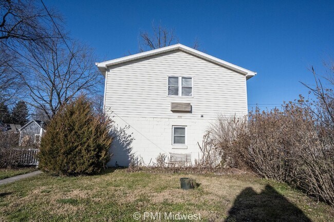 Building Photo - Charming Studio Apartment in Greenfield, I...