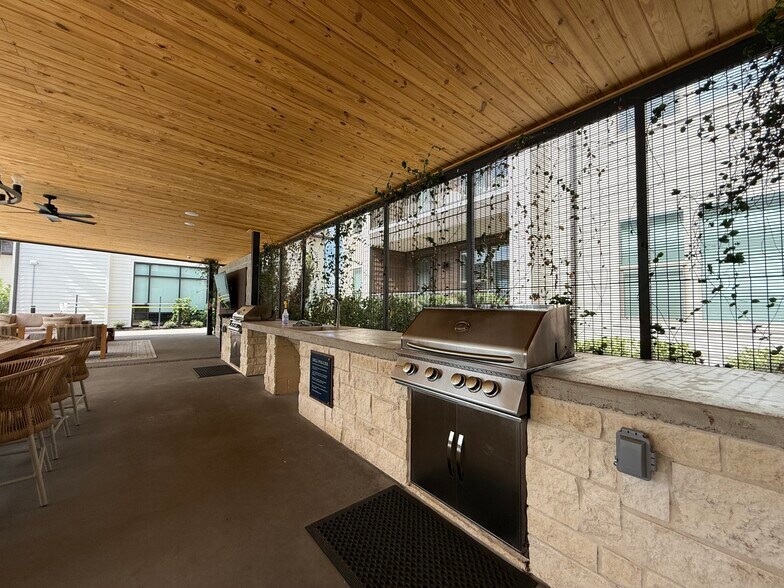 Building Photo - 3144 Gorge Way