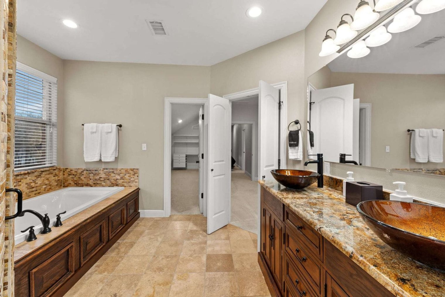 Building Photo - 200 Cove Dr