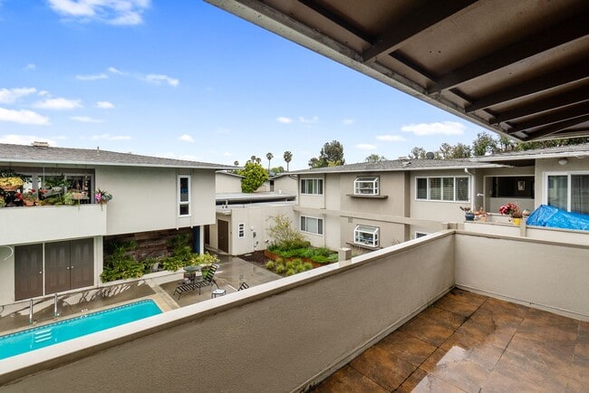 Building Photo - Unbeatable Location! Bright 1 Bed, 1 Bath ...