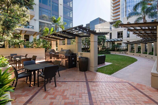 Building Photo - 700 W E St