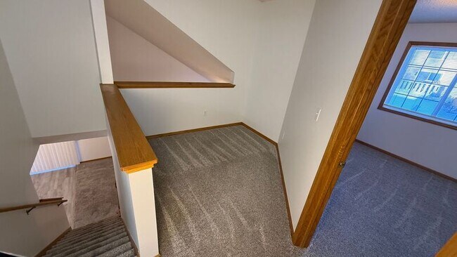 Building Photo - 2755 Ranchview Ln N