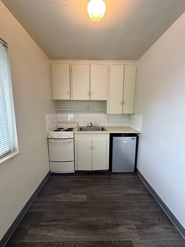 Building Photo - (DUP) - Studio Apartment! Great location, ...