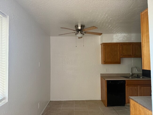 Building Photo - 2 Bedroom Phx. Condo