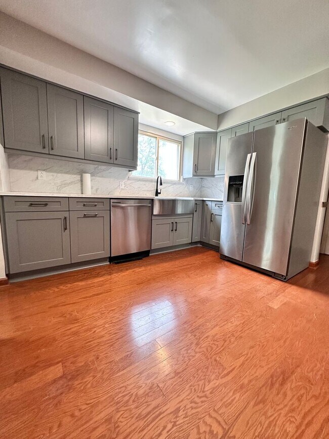 Building Photo - Pembroke Manor-4 bedroom 2.5 bath Single f...