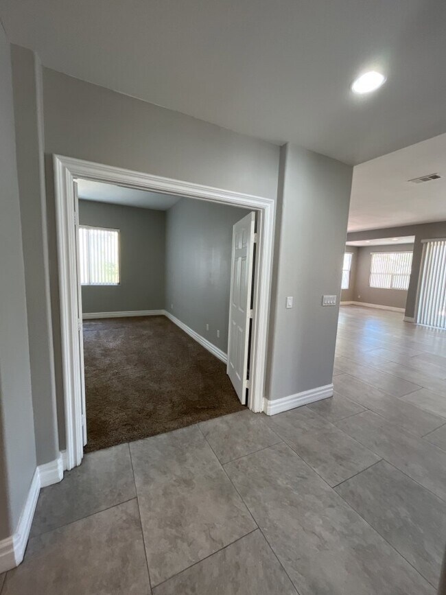 Building Photo - Stunning 2 story, 5-bedroom home in Rhodes Ranch