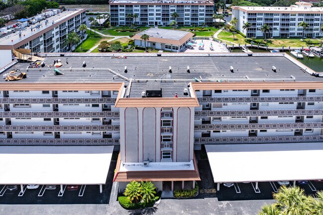 Building Photo - 911 Gardenia Dr