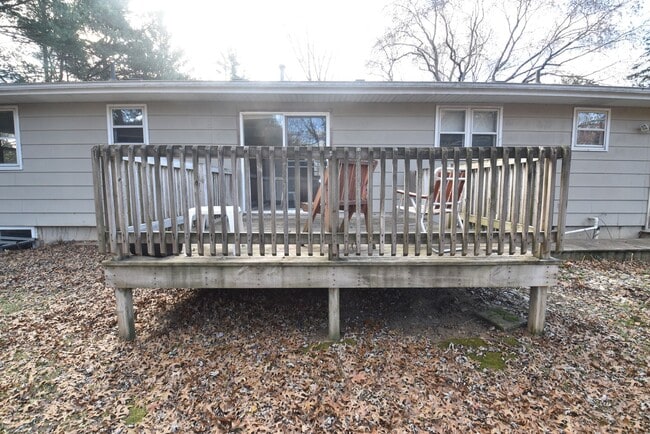 Building Photo - Mishawaka- 3 bedroom Country living near the Main Street Shopping and Edison Lakes business distr...