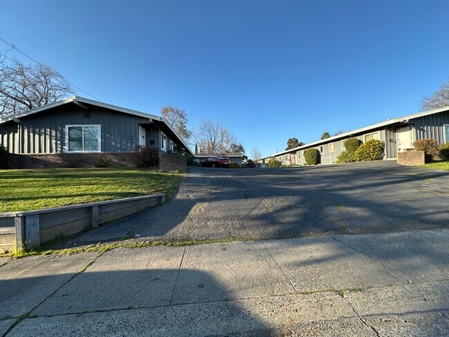 Building Photo - Charming cottage style unit located in Sacramento!