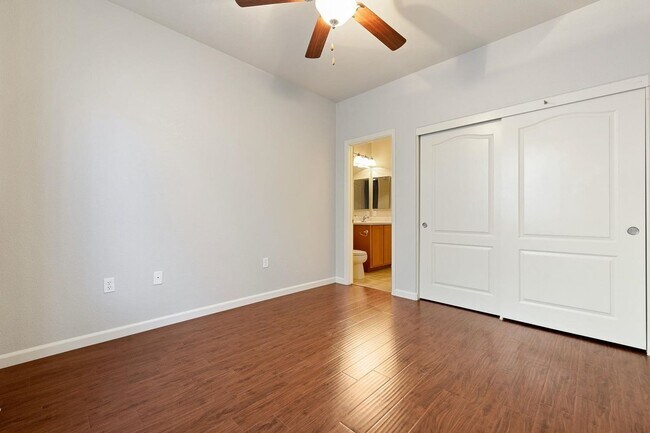 Building Photo - Spacious 3/3 Townhouse in North Clovis