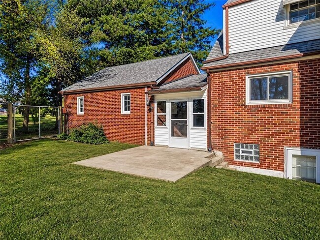 Building Photo - 1060 S Hermitage Rd