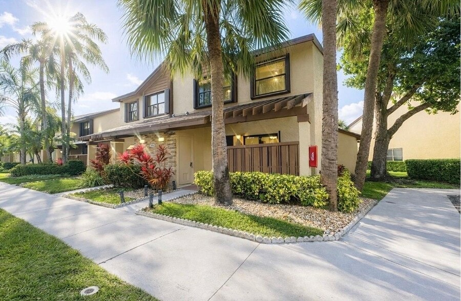 Building Photo - 3950 Cocoplum Cir