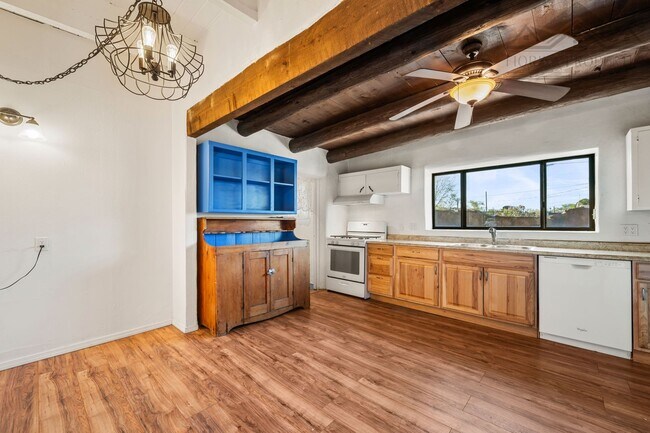 Building Photo - Rustic Santa Fe Charm on Kathryn Ave.