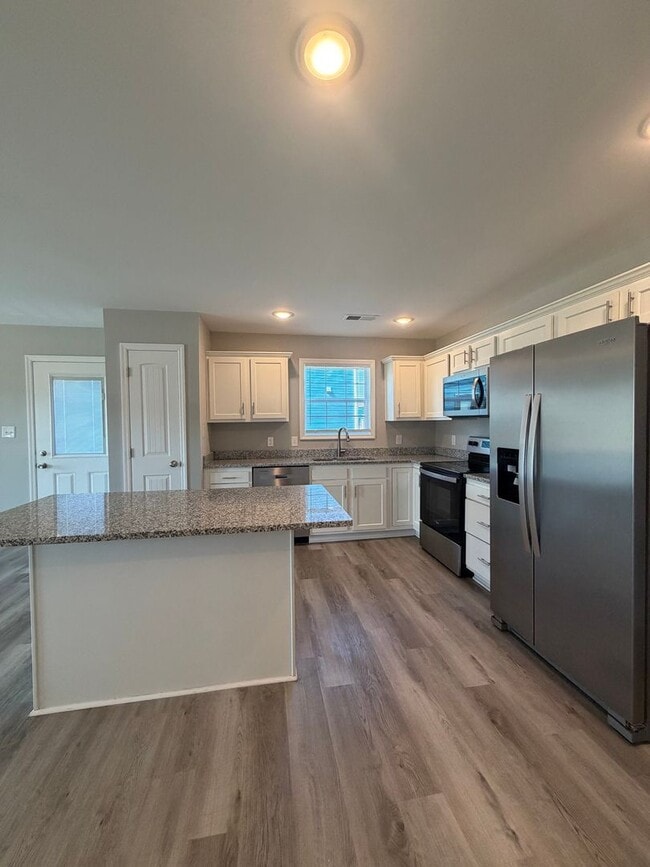 Building Photo - Find Your Fresh Start This Spring! Move in for $500! No rent until April and $100 off your first ...