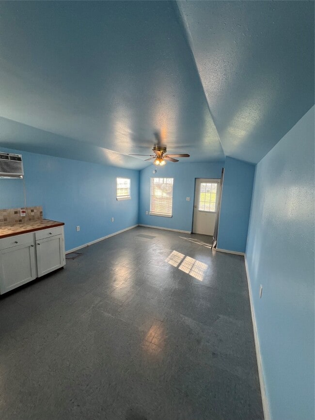 Building Photo - 323 17th St