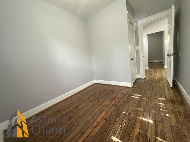 Building Photo - 4 bedroom 1 bath or 3 bedroom + den AVAILA...