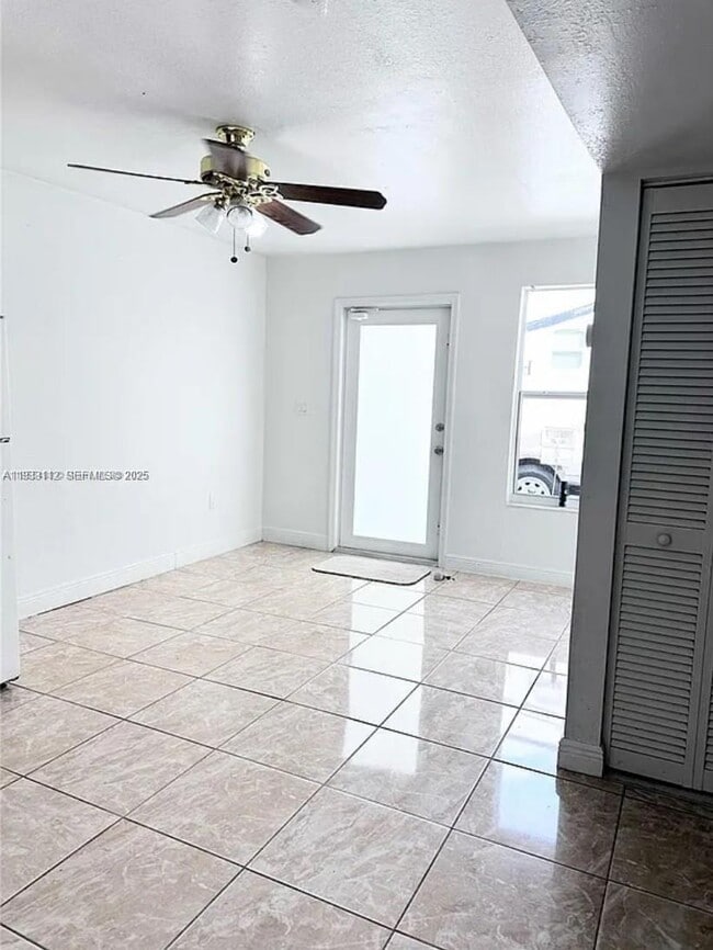 Building Photo - 4425 SW 21st St