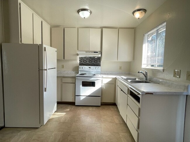 Building Photo - Large Upstairs 2-Bedroom with New Carpet & On-Site Laundry