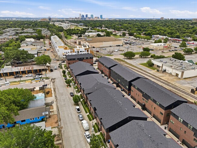 Building Photo - 2817 Stanley Ave
