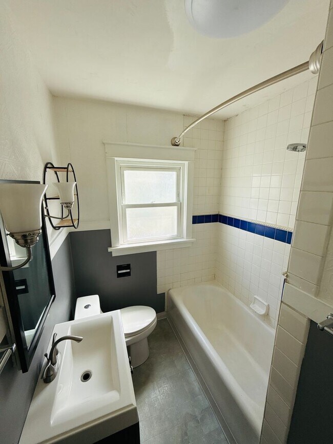 Building Photo - Charming bungalow with off street parking ...