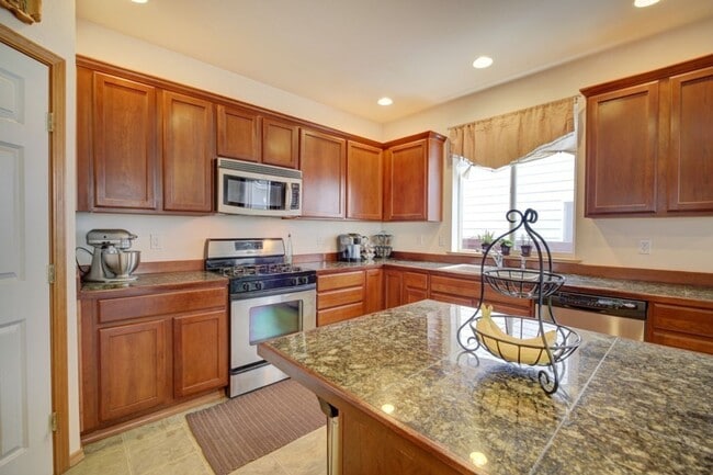 Building Photo - Beautiful home on corner lot!