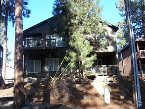 Building Photo - Townhouse Close to COCC! All New Carpet & ...