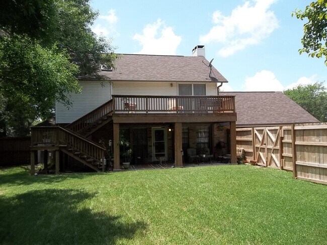 Building Photo - 3 BEDROOM, CORNER LOT