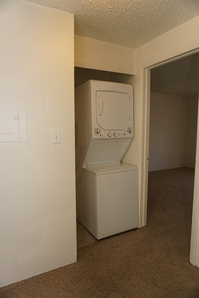 Building Photo - Spacious 2 Bedroom Condo