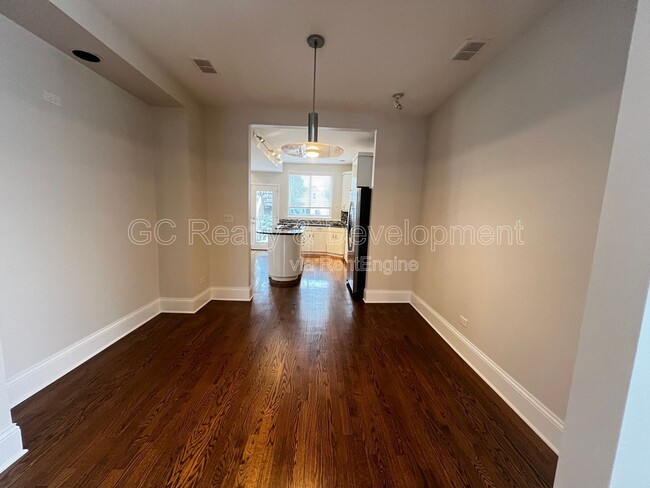 Building Photo - 1423 W Oakdale Ave