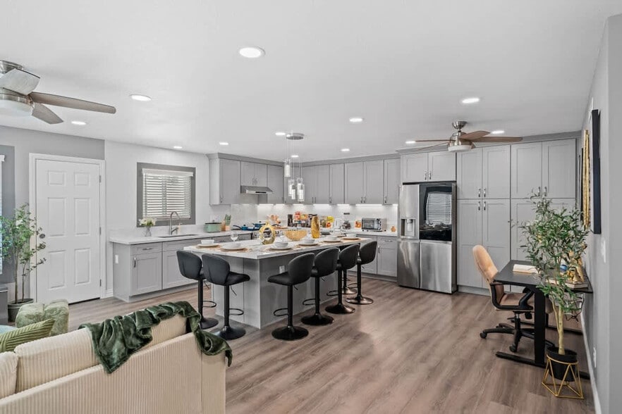 Building Photo - 10983 Parkdale Ave