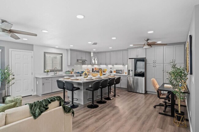 Building Photo - 10983 Parkdale Ave