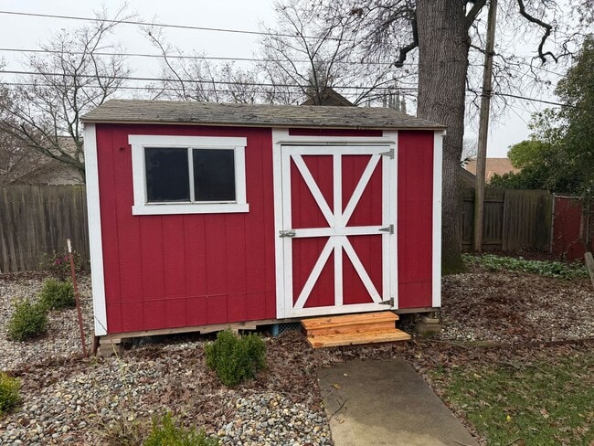 Building Photo - Adorable 3 bedroom 1.5 bath home garden setting