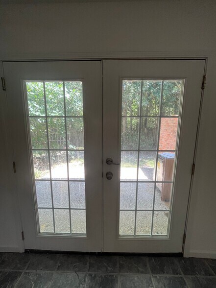 Building Photo - 3838 Pontchartrain Dr