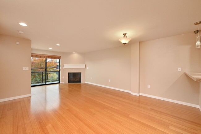 Building Photo - Modern & Spacious 2+ Bedroom/3.25 Bath Vie...