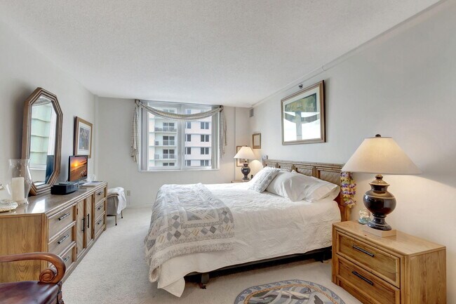 Building Photo - 3215 S Ocean Blvd