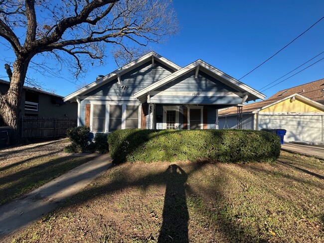 Building Photo - Cozy Baylor Living