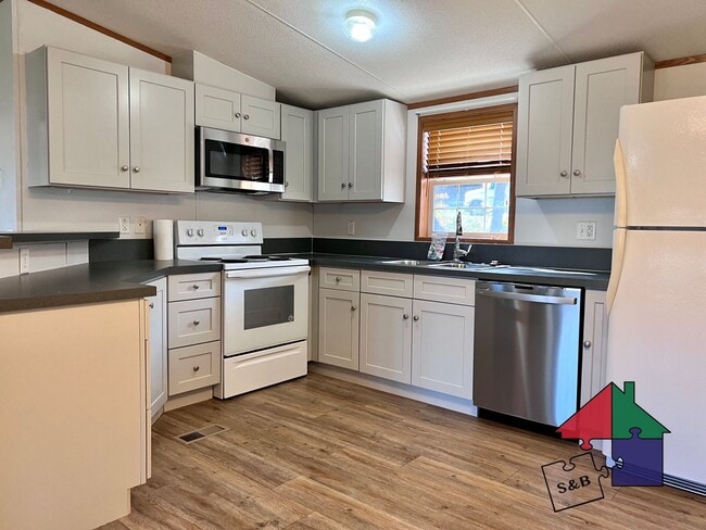 Building Photo - Your Dream Home Awaits: Spacious 3-Bedroom...