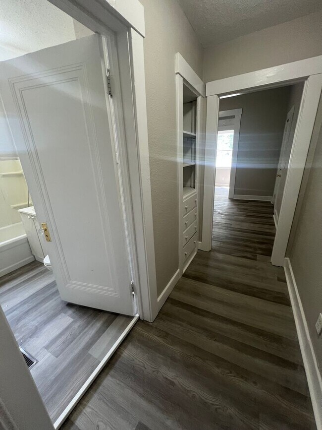 Building Photo - Newly renovated units and common areas!