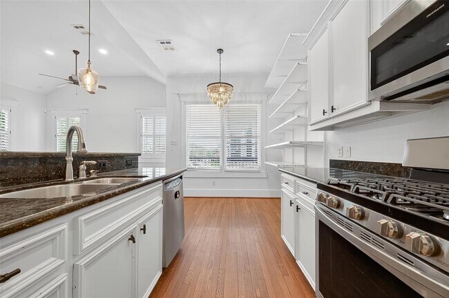 Building Photo - 1042 W 25th St