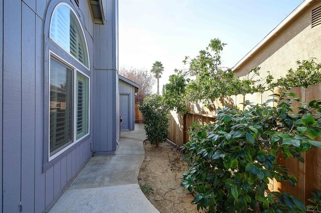 Building Photo - Updated 3 Bedroom Home on Quiet Court with Covered Patio
