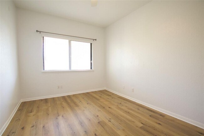 Building Photo - 3840 Far W Blvd