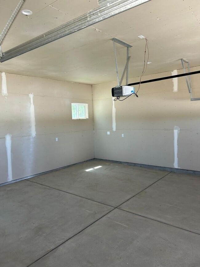 Building Photo - Stunning 3 Bedroom 2 Bathroom House for Re...