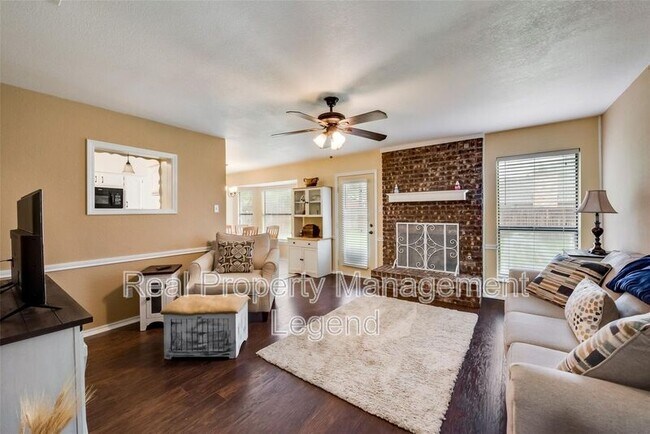 Building Photo - 617 Main St