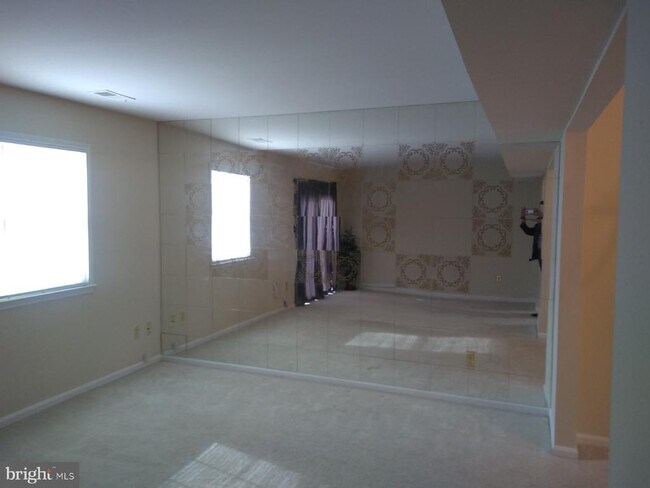 Building Photo - 2055 Pilgrim Dr